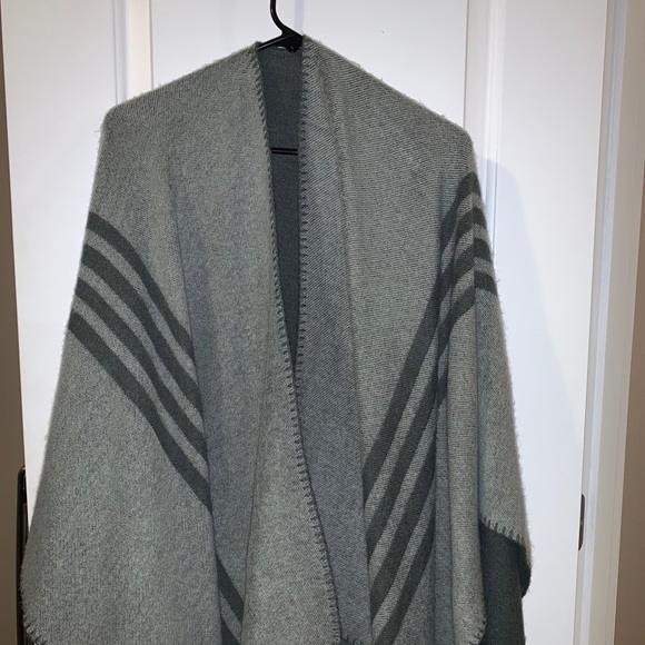 BB Dakota reversible gray poncho - Picture 2 of 2